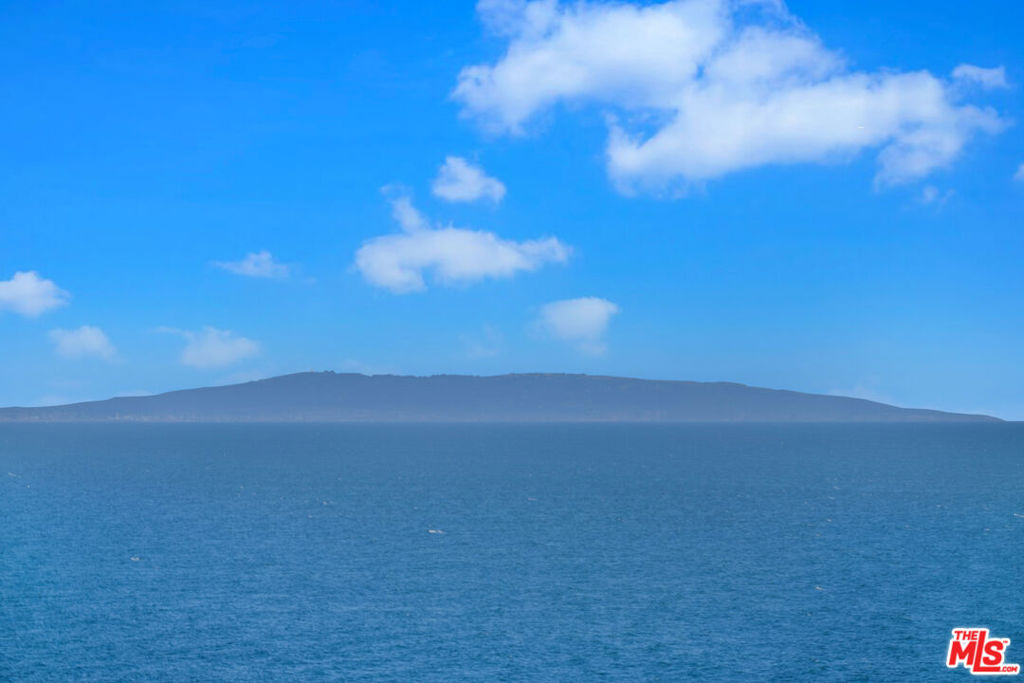 https://media.crmls.org/mediaz/8941eed7-cb61-4b9b-b8ae-f3ce9e2483cb.jpg?preset=X-Large