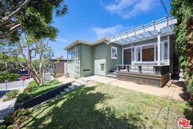 607 Ashland Avenue, Santa Monica CA: https://media.crmls.org/mediaz/8942e8a1-b5c4-48d4-afd0-344ed8797910.jpg
