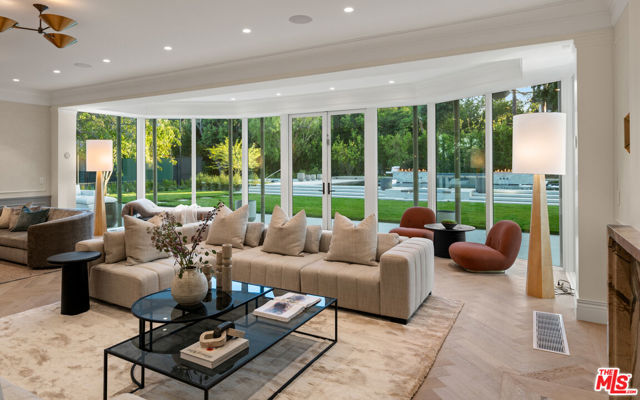 901 N Whittier Drive, Beverly Hills CA: https://media.crmls.org/mediaz/8942fa44-f902-4ad0-9f3a-60e66ff71683.jpg