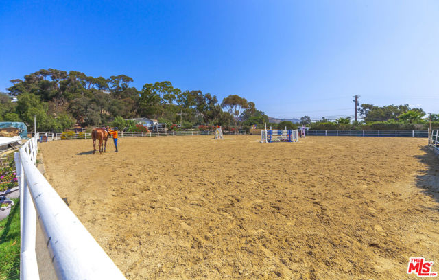 27355 Pacific Coast Highway, Malibu CA: https://media.crmls.org/mediaz/8943f0cf-6673-45a9-a3e2-67230e76746a.jpg
