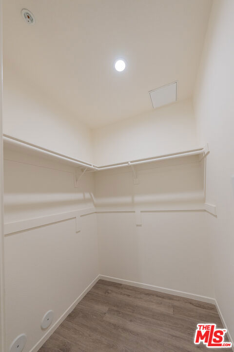 https://media.crmls.org/mediaz/8944ca08-88d2-4e82-b366-a1328f636294.jpg?preset=X-Large
