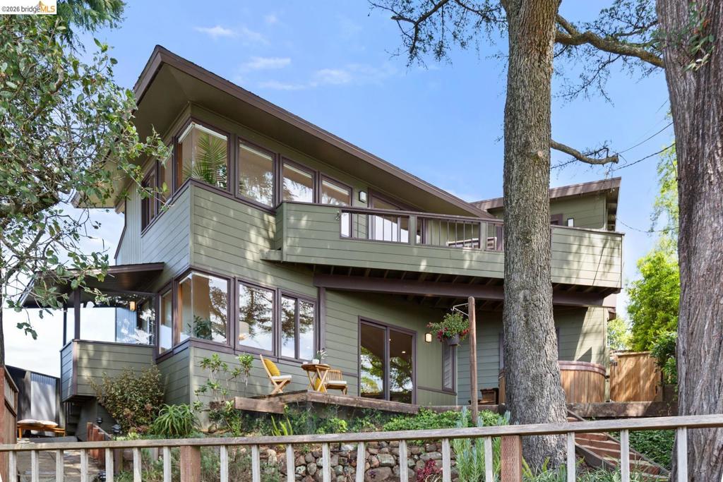 1085 Creston Rd