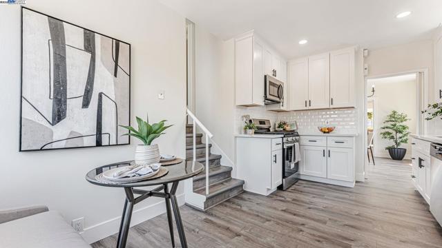 2827 Bartlett St, Oakland CA: https://media.crmls.org/mediaz/89459863-2cae-4c6e-84f6-e7a73e33b8f6.jpg