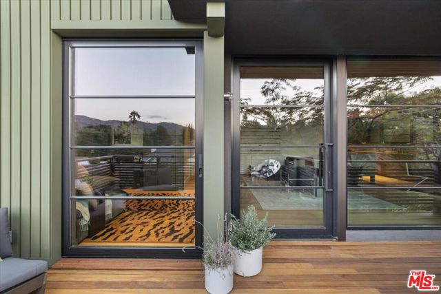 4934 La Roda Avenue, Los Angeles CA: https://media.crmls.org/mediaz/89461de4-43d7-427b-8115-5158c9fbf716.jpg