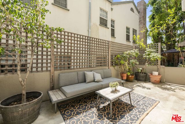 350 S Spalding Drive, Beverly Hills CA: https://media.crmls.org/mediaz/89463fa4-44a3-4f02-a903-eeb4a07b81dd.jpg