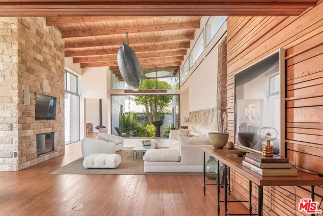345 W Channel Road, Santa Monica CA: https://media.crmls.org/mediaz/8947c5fd-f723-4df5-b4ea-7fcc8e0c8fab.jpg