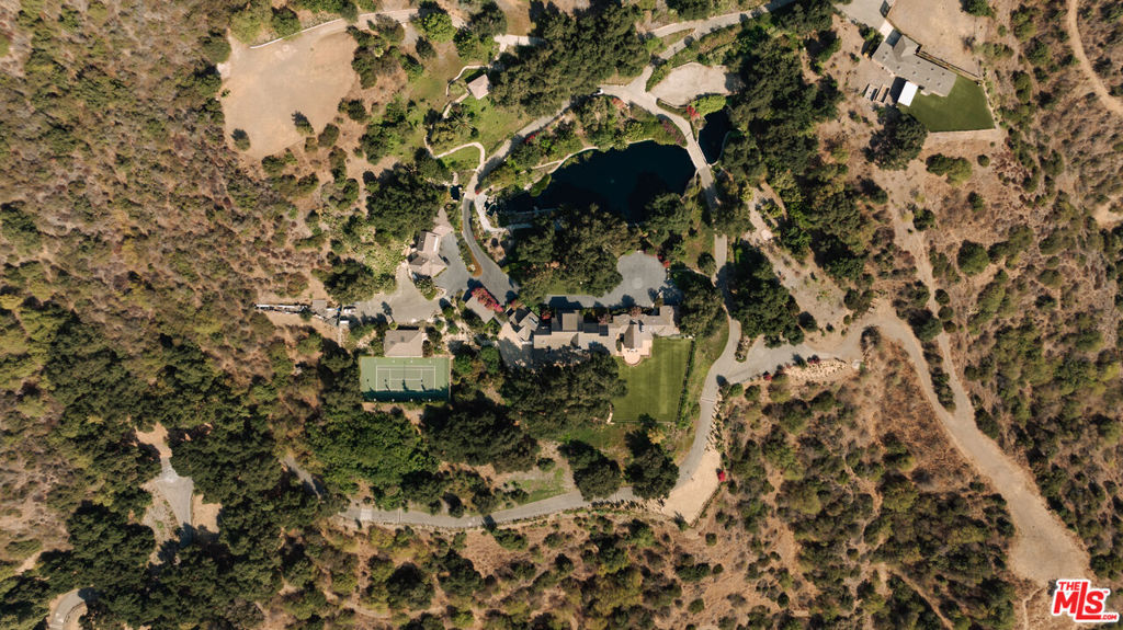 https://media.crmls.org/mediaz/8948c560-57ce-467d-9dd5-d3b66e379f9a.jpg?preset=X-Large