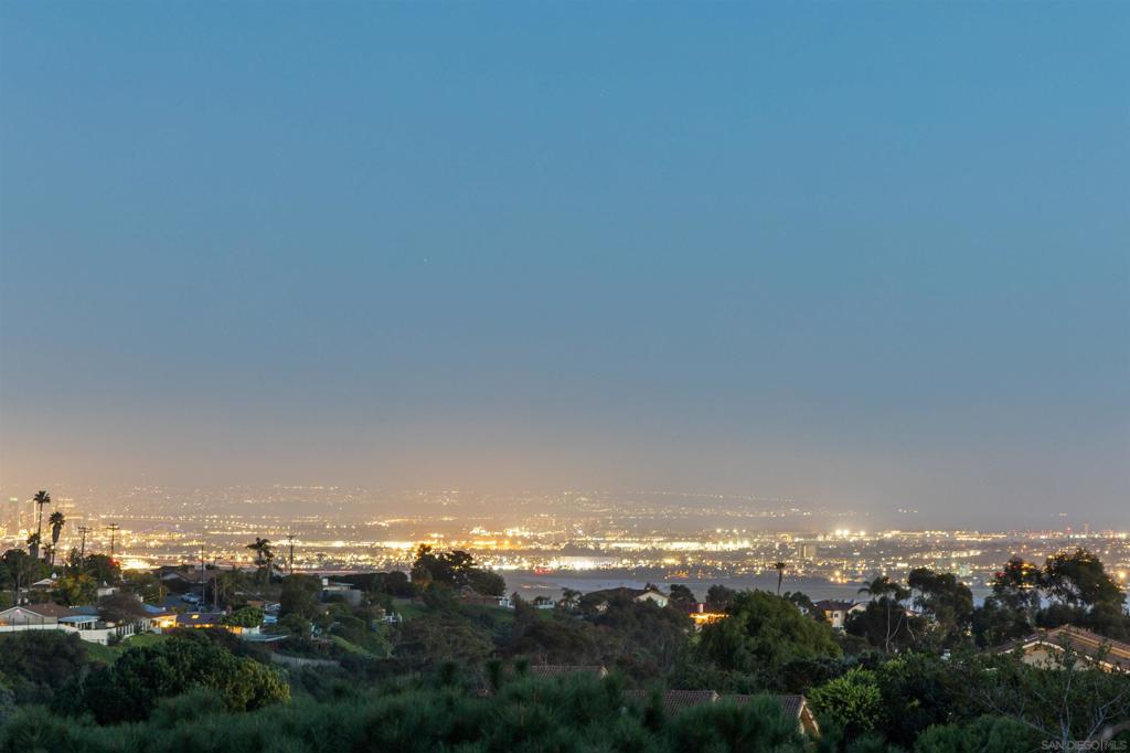 https://media.crmls.org/mediaz/8948f381-5058-47b5-9286-e4c771743dfb.jpg?preset=X-Large