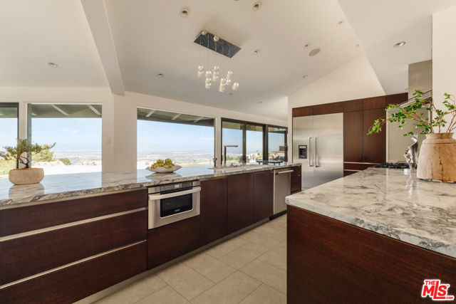 4 Buckboard Lane, Rolling Hills CA: https://media.crmls.org/mediaz/89498780-f6f3-4116-a94e-6a217dcc5516.jpg