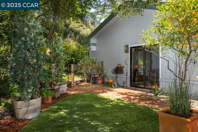 2432 Pine Knoll Dr, Walnut Creek CA: https://media.crmls.org/mediaz/8949a73d-d040-4d5a-b088-e4a321d39fb4.jpg