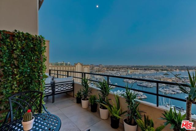 4335 Marina City Drive, Marina del Rey CA: https://media.crmls.org/mediaz/8949aef1-eff2-40b6-953f-f69177d511b0.jpg