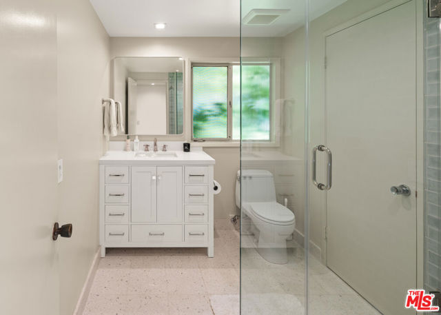 11556 Bellagio Road, Los Angeles CA: https://media.crmls.org/mediaz/894a9405-0697-4311-abc6-0768a742cb89.jpg