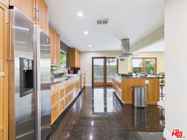 4723 Dunas Lane, Tarzana CA: https://media.crmls.org/mediaz/894b725b-870e-4d46-9327-cb13bc17c14c.jpg