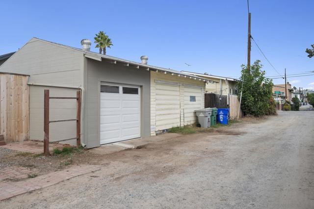 1091 Lincoln Ave, San Diego CA: https://media.crmls.org/mediaz/894d9e19-5e90-4fa7-a05e-33b42d95f860.jpg