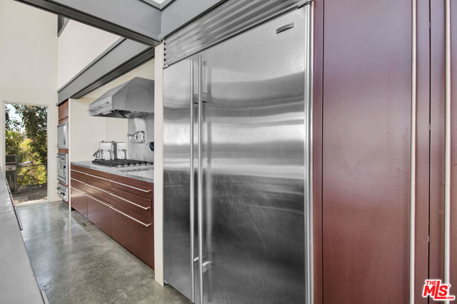9892 BEVERLY GROVE Drive, Beverly Hills CA: https://media.crmls.org/mediaz/894e5535-f862-4005-9070-3453e8906836.jpg