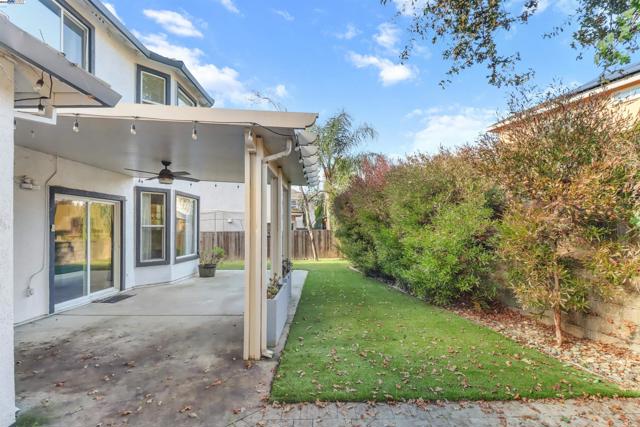 5512 Sagehen Ct, Loomis CA: https://media.crmls.org/mediaz/894f05af-074a-4377-a966-4b819f84f8ab.jpg