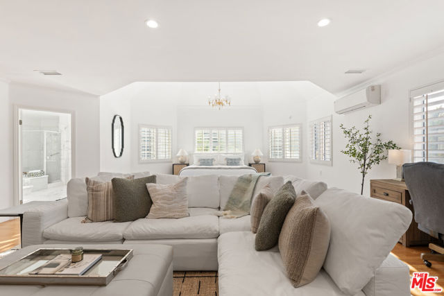 16979 Encino Hills Drive, Encino CA: https://media.crmls.org/mediaz/89502842-d4aa-4e2c-872a-3fbbc54e2250.jpg