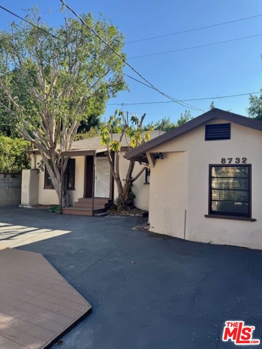 8732 Dorrington Avenue, West Hollywood CA: https://media.crmls.org/mediaz/89504568-b215-497c-af72-20660024760e.jpg