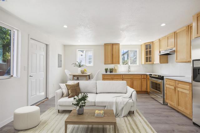 5542 Harvey Ave, Oakland CA: https://media.crmls.org/mediaz/8952368e-970a-48de-acb3-bcef286bde47.jpg