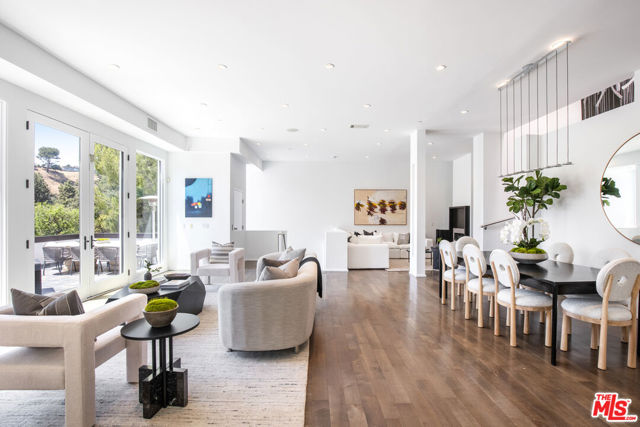 1642 Lindacrest Drive, Beverly Hills CA: https://media.crmls.org/mediaz/8953b9bd-0c21-461e-a33f-ce5f80465fd3.jpg