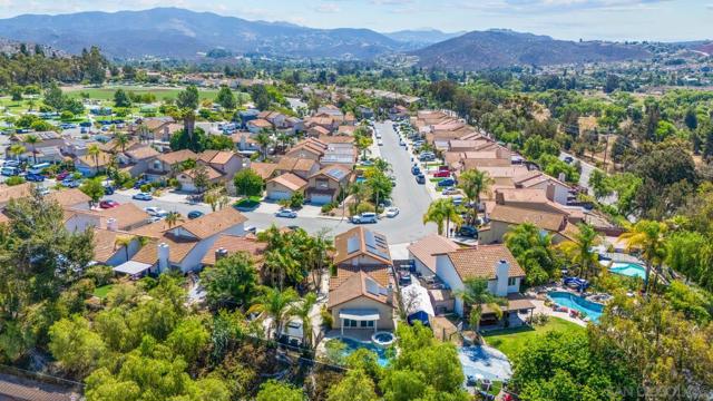 2492 Royal Saint James Dr, El Cajon CA: https://media.crmls.org/mediaz/89540c7f-84ad-4566-9592-b4f7bbca9a91.jpg