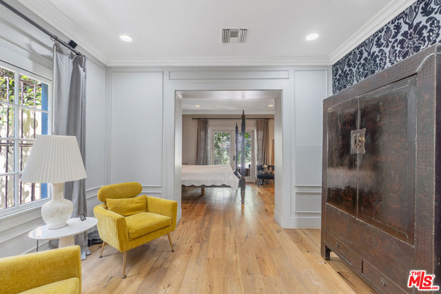809 S Muirfield Road, Los Angeles CA: https://media.crmls.org/mediaz/89548167-9523-4b7e-9faf-f1805b41e71f.jpg