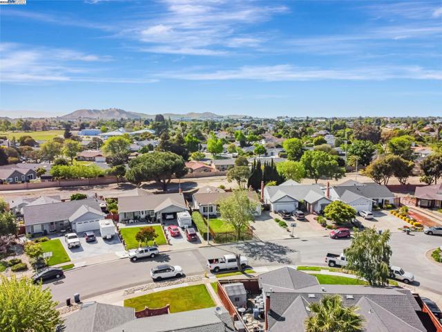 36339 Beech Pl, Newark CA: https://media.crmls.org/mediaz/8954bb42-cdae-4d60-85cc-ad7469c6cd0d.jpg