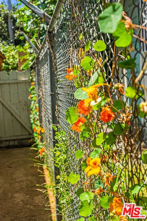 5342 Lemon Grove Avenue, Los Angeles CA: https://media.crmls.org/mediaz/8954d4ec-1175-40d8-b5c3-626815f9fab5.jpg