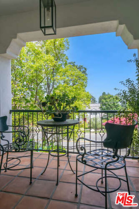 14318 Valley Vista Boulevard, Sherman Oaks CA: https://media.crmls.org/mediaz/8955e203-93f3-4573-a8f6-4fbe59601831.jpg
