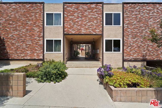 1133 22nd Street, Santa Monica CA: https://media.crmls.org/mediaz/8956f8cf-68a2-4935-a90c-a54633235068.jpg