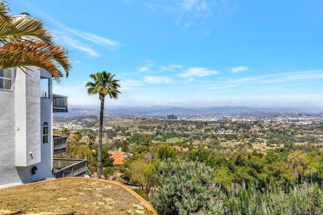 560 Seeforever Dr, San Marcos CA: https://media.crmls.org/mediaz/8957d33b-ed75-4ba8-9a8c-c2829940826c.jpg