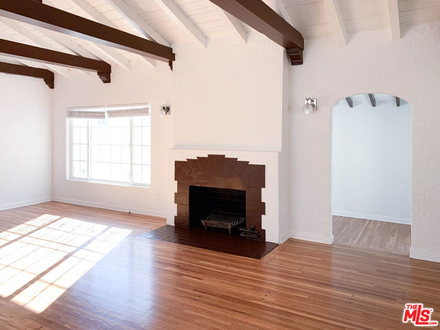 120 N Orange Drive, Los Angeles CA: https://media.crmls.org/mediaz/895805be-0df2-46ab-8ad4-b9cdef935cab.jpg
