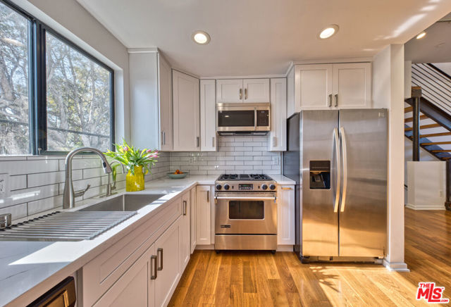 1113 Electric Avenue, Venice CA: https://media.crmls.org/mediaz/895810a3-459d-4b8b-a980-f51b2a86eba7.jpg