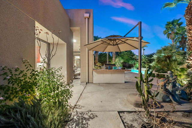 12 Boulder Lane, Rancho Mirage CA: https://media.crmls.org/mediaz/8958a2db-d769-41cb-a69e-e957433d9630.jpg