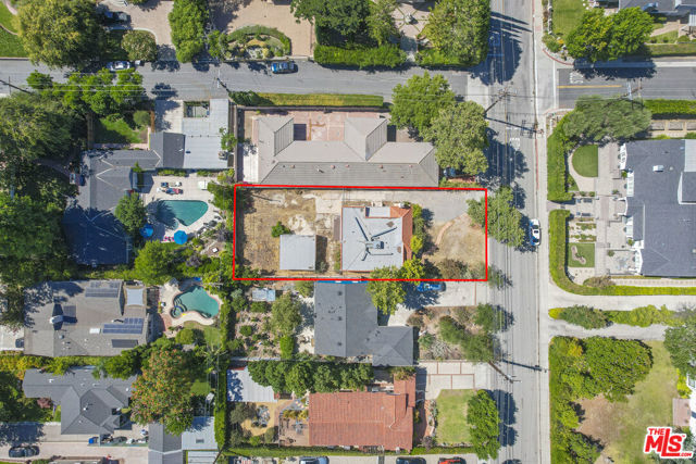 4804 La Canada Boulevard, La Canada Flintridge CA: https://media.crmls.org/mediaz/89593085-8cdc-4059-995d-85adeb4fe1ec.jpg