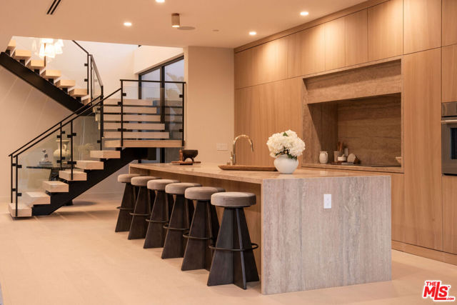 2457 Glyndon Avenue, Venice CA: https://media.crmls.org/mediaz/8959a494-e434-4f37-9098-5eee2745ec7c.jpg