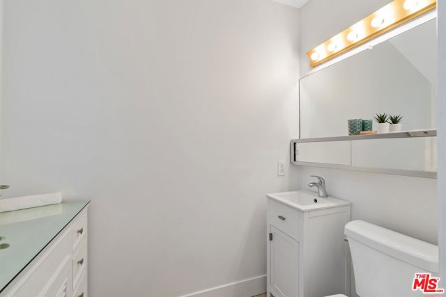 5413 Halbrent Avenue, Sherman Oaks CA: https://media.crmls.org/mediaz/8959d1f3-2055-45dd-a93a-e0c92fe2bcb3.jpg