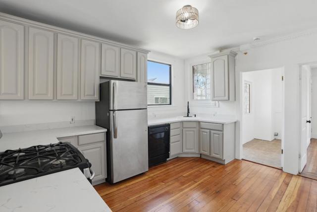 32 Cross Street, San Francisco CA: https://media.crmls.org/mediaz/895ab4ca-f804-4ce7-8be0-1216320f6315.jpg