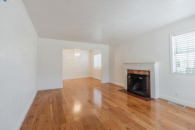 2940 Somerset Ave, Castro Valley CA: https://media.crmls.org/mediaz/895b696b-a19a-4b01-9eb3-da028a9e6cc2.jpg