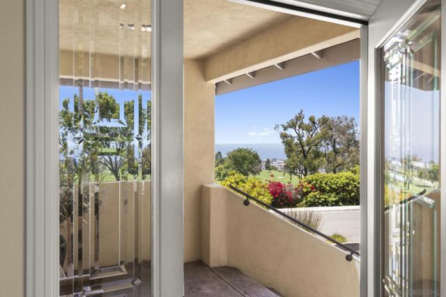 7207 Fairway Rd, La Jolla CA: https://media.crmls.org/mediaz/895c66fc-3fb7-4618-9cab-7b111aa8028b.jpg