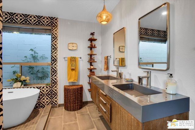 45864 Shadow Mountain Drive, Palm Desert CA: https://media.crmls.org/mediaz/895d294f-953e-41d8-8869-429754926a29.jpg