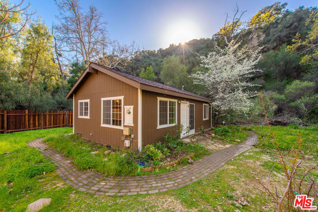 1675 Happy Trail, Topanga CA: https://media.crmls.org/mediaz/895d33fe-5f23-428b-8b8d-13ced2dca8e4.jpg