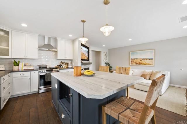 1105 Evergreen Drive, Encinitas CA: https://media.crmls.org/mediaz/895d6c43-1712-4485-a363-1d17d58d425f.jpg