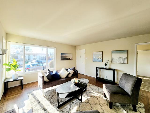 218 Forest View Drive, South San Francisco CA: https://media.crmls.org/mediaz/895da72e-bb4d-48f0-8784-03469905157d.jpg