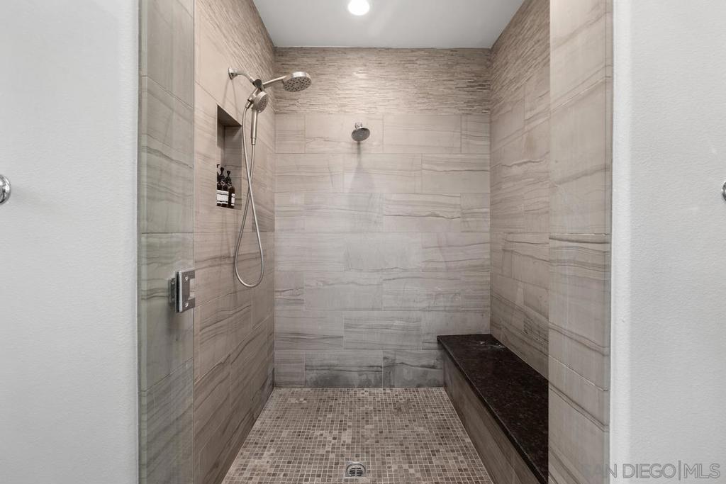 https://media.crmls.org/mediaz/895df745-ffb1-4883-96eb-a1c7e23db1eb.jpg?preset=X-Large