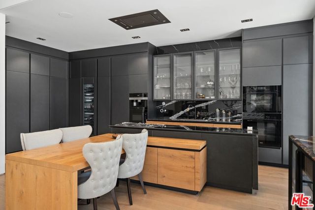 16015 Valley Wood Road, Sherman Oaks CA: https://media.crmls.org/mediaz/895e70f7-07cb-4791-99ed-9090f09129de.jpg
