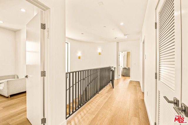 535 N Formosa Avenue, Los Angeles CA: https://media.crmls.org/mediaz/895eccbd-95d0-449e-9db9-bfc840d0dc34.jpg