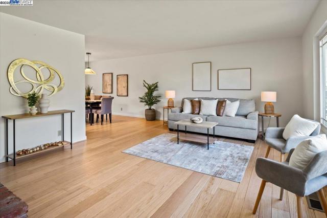 3554 Arcadian Ct, Castro Valley CA: https://media.crmls.org/mediaz/895f8651-c9f7-4e25-86d7-9baf54a41285.jpg