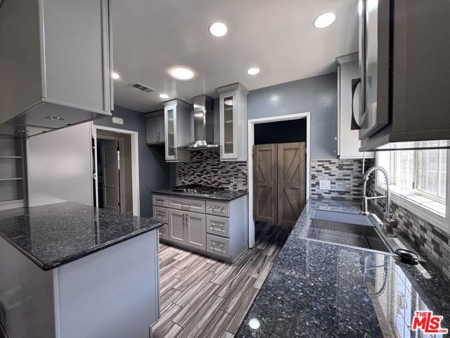 8850 S Wilton Place, Los Angeles CA: https://media.crmls.org/mediaz/895fadcb-863c-4f60-aa78-9f2ff4eceec2.jpg