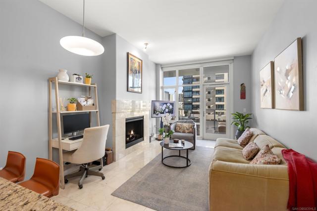 550 Front St, San Diego CA: https://media.crmls.org/mediaz/896042c5-ebc4-4293-87d8-ea7ca1942bab.jpg